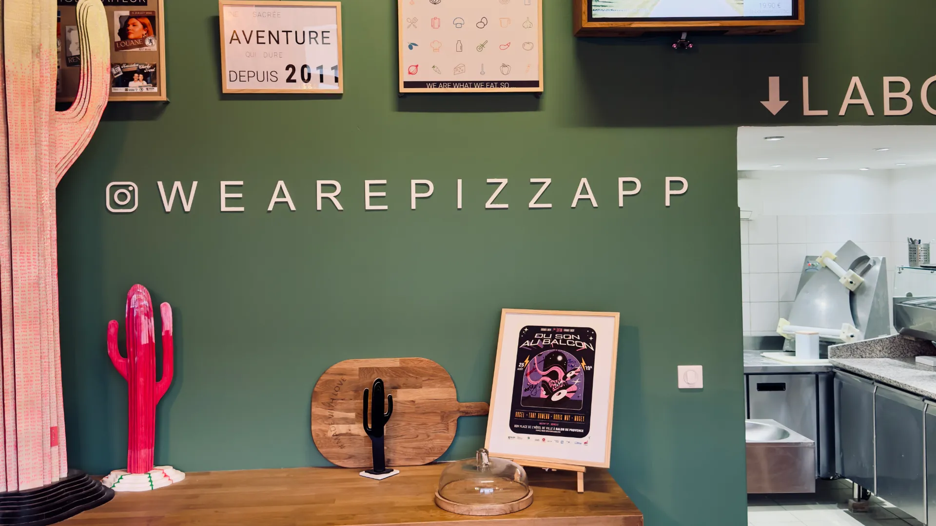 Vue de la pizzeria Pizzapp à Salon-de-Provence, montrant une décoration cosy et accueillante, un style unique pour ce restaurant