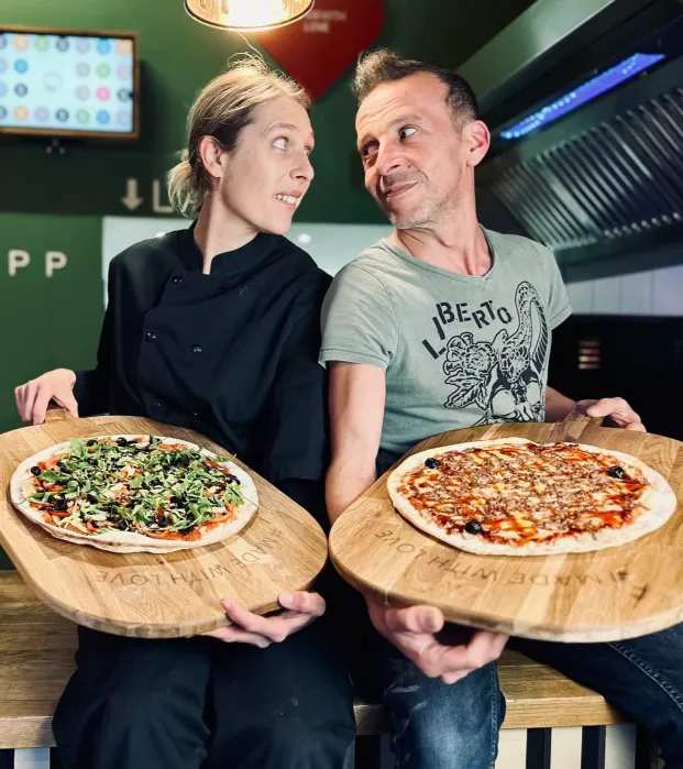 Amann et Fanny qui accueillent les clients avec des pizzas à PizzApp Salon-de-Provence.