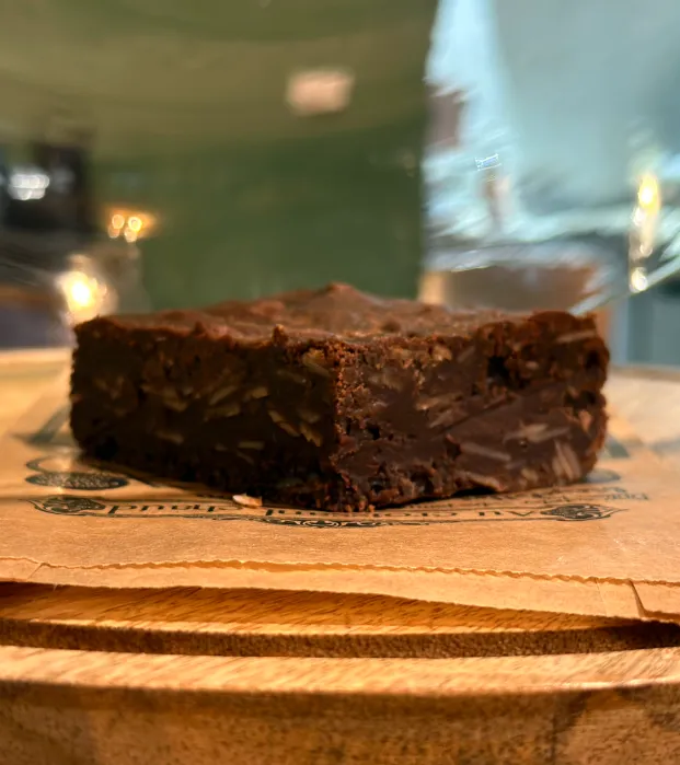 Brownie maison de Fanny sous une cloche en verre à la pizzeria PizzApp de Salon-de-Provence, dessert fait maison pour les gourmands.