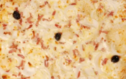 Pizza Mont-Blanc en gros plan, délicieuse et populaire avec son fromage fondant à Salon de Provence.