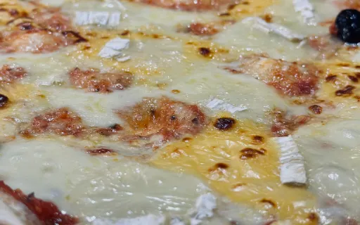 Pizza Super Cheesy en gros plan, une recette originale PIZZAPP pizzéria Salon de Provence.